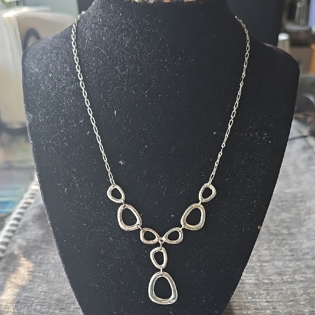 Saq~Silvertone Vintage Necklace
